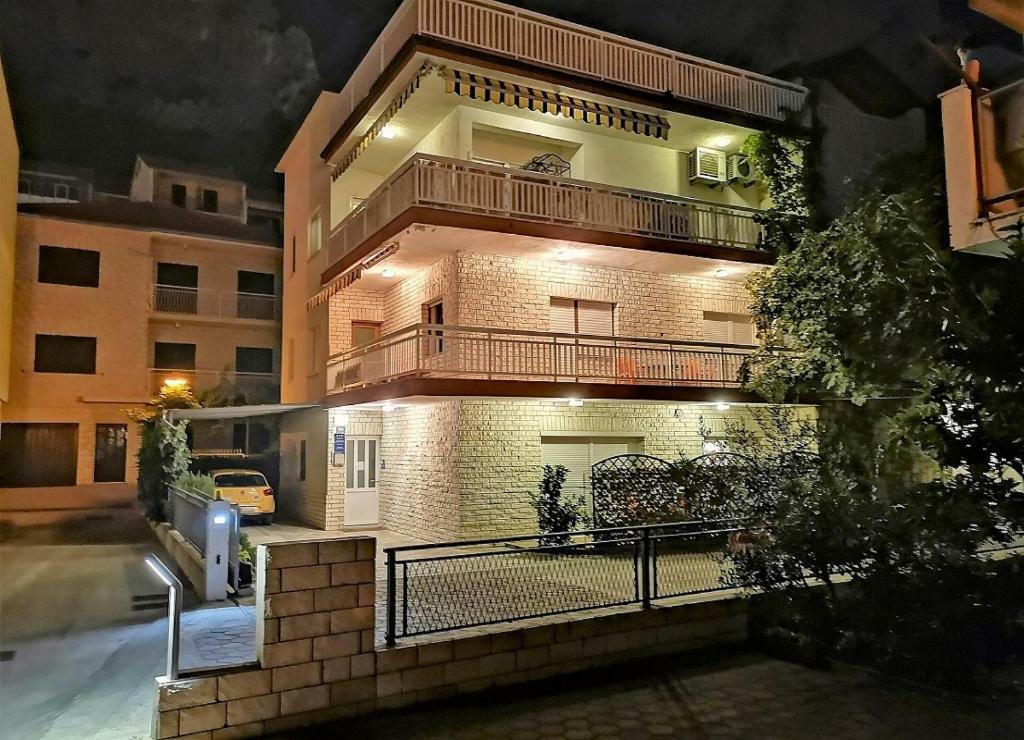 Apartments Neven Omiš Esterno foto